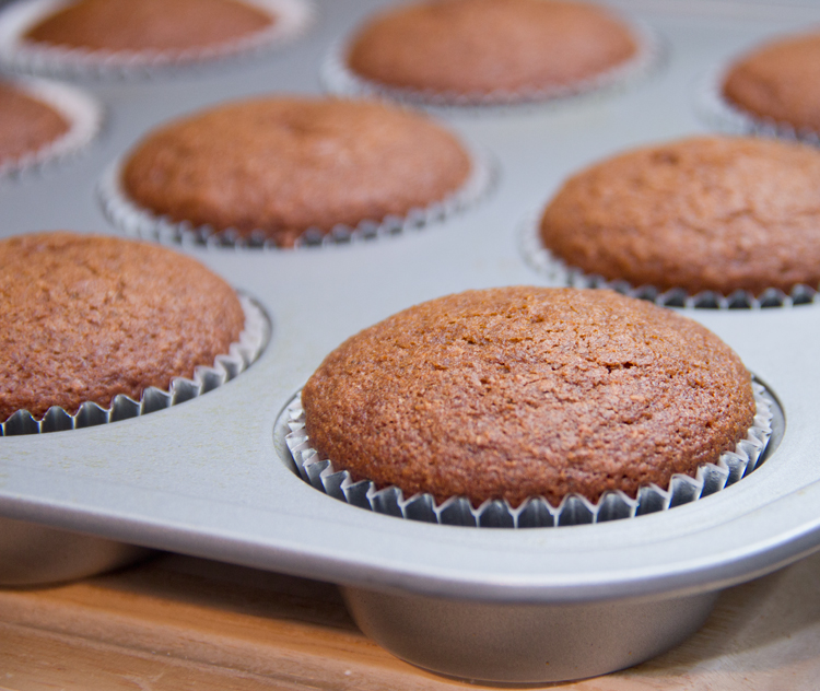 bakes-cupcakes-in-the-pan