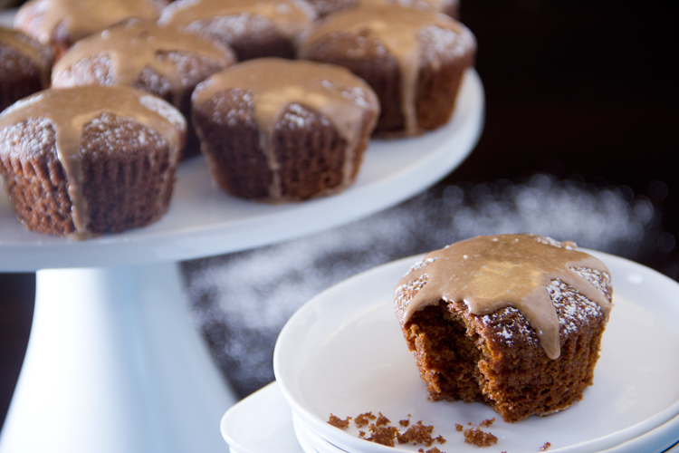 Gingerbread-Cupcakes-with-Sweet-Cinnamon-Glaze