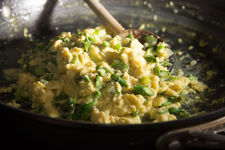 scrambled-eggs-with-asparagus