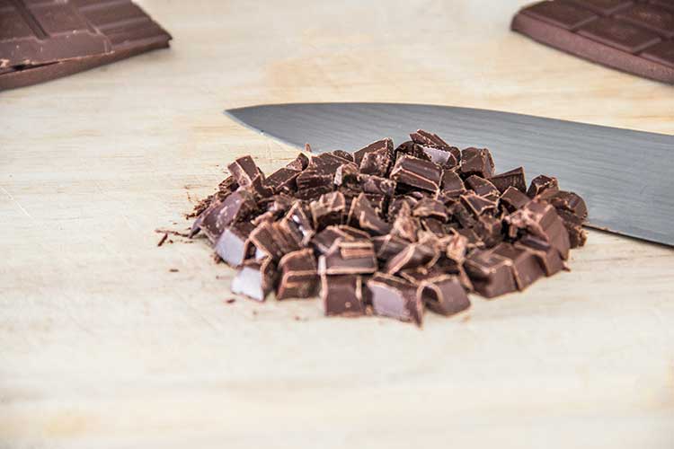 chopping-chocolate-chunks