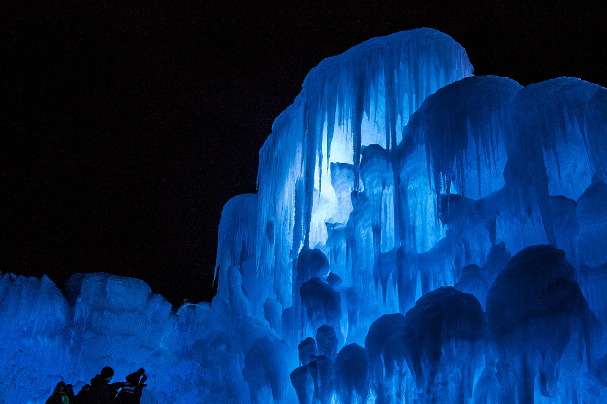 ice-castles-in-lincoln-nh-white-mountains