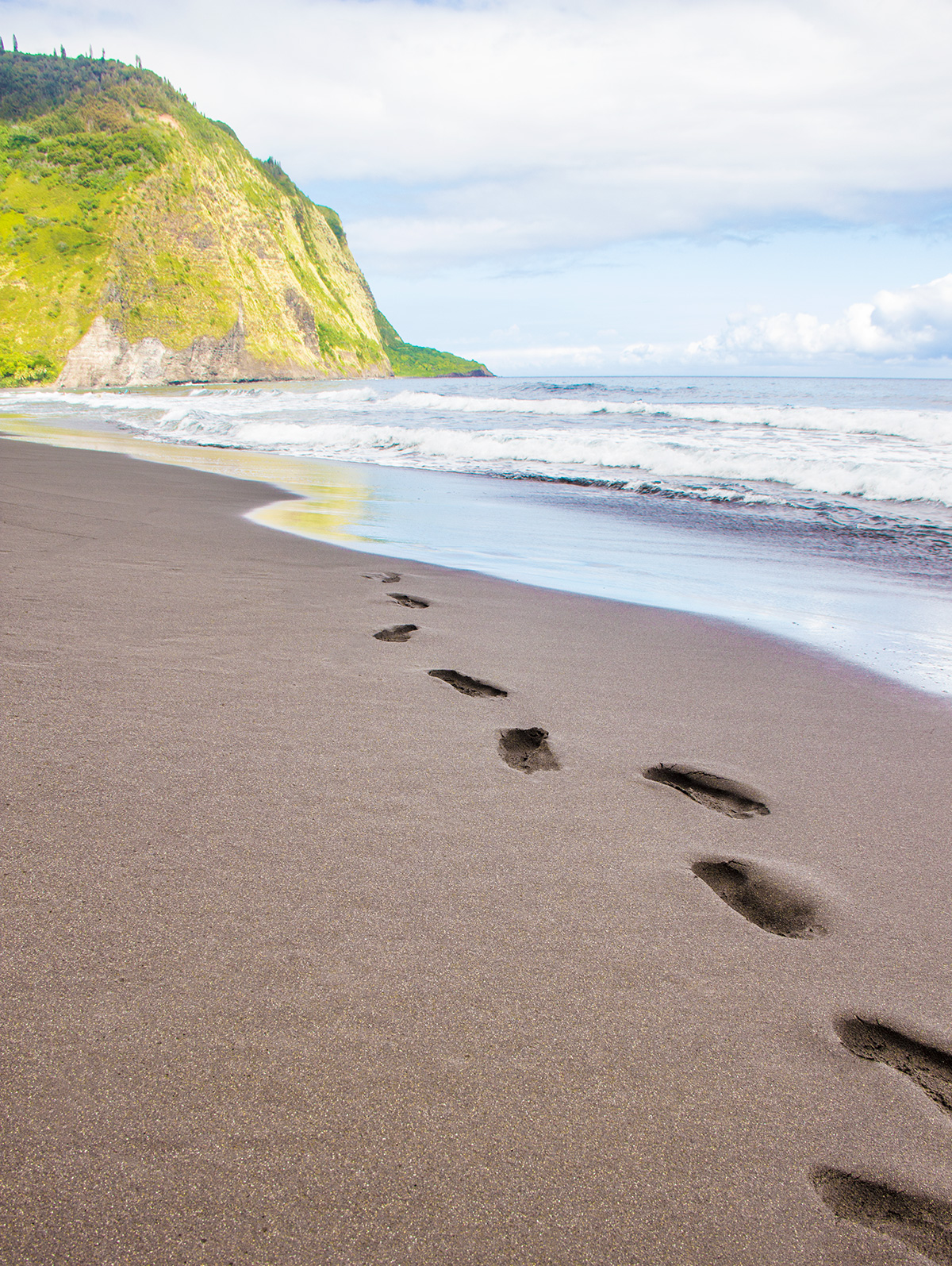 Black-Sand-Beaches-of-Waipio-Valley