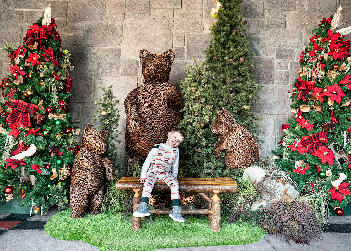 Christmas-Outdoor-Display-Disneys-Wilderness-Lodge