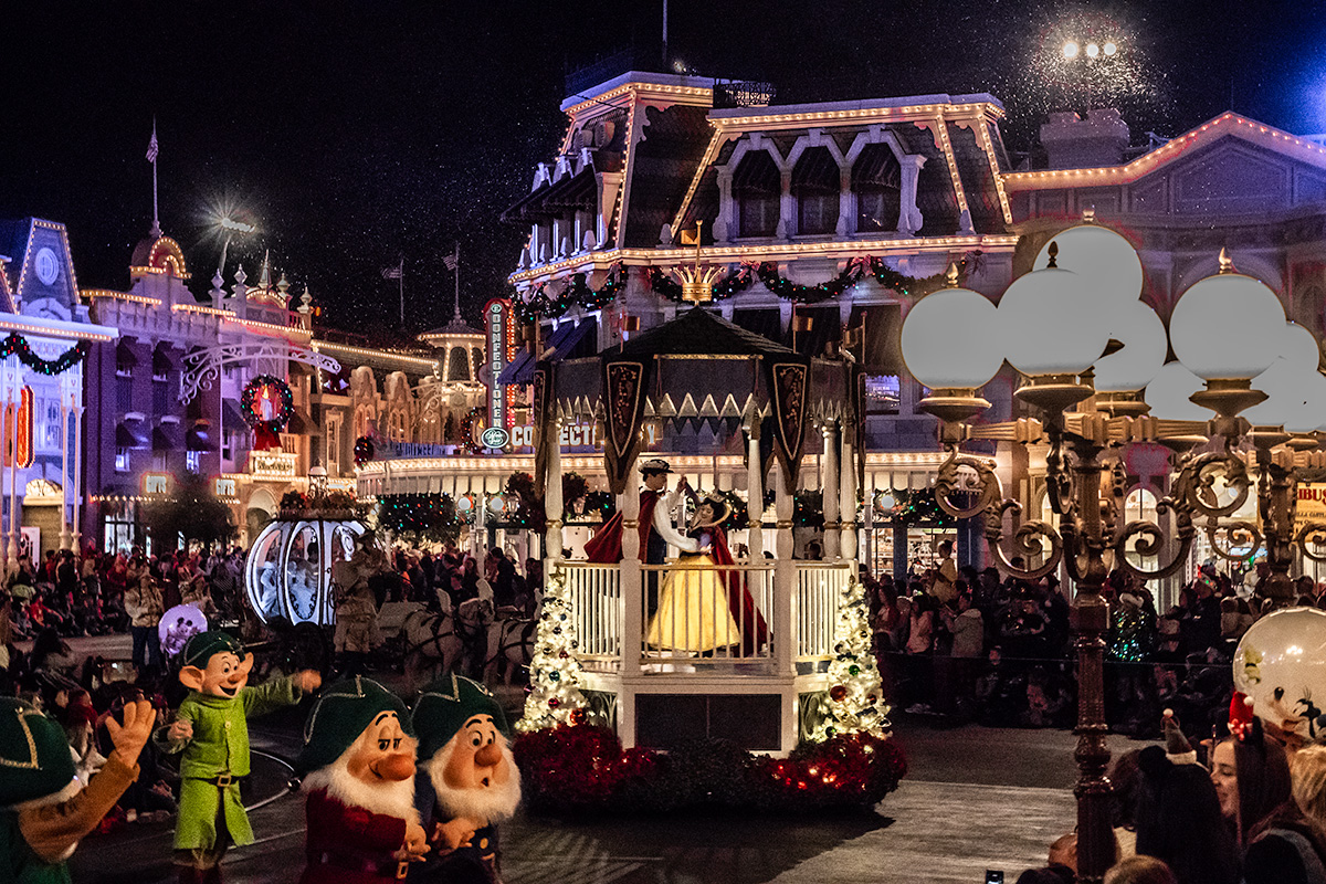 Christmas-Parade-at-Walt-Disney-World-Magic-Kingdom