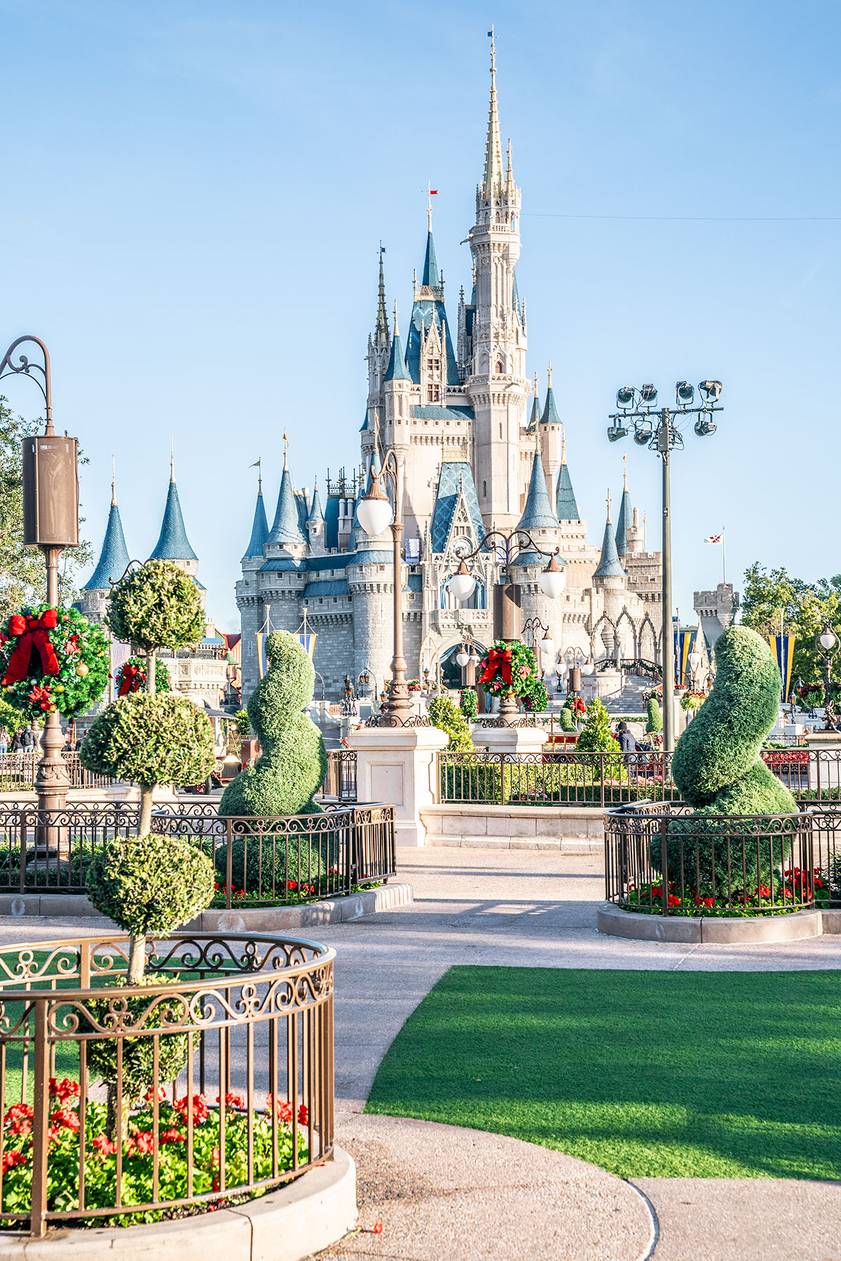 Cinderella-Castle-Magic-Kingdom-at-Christmas