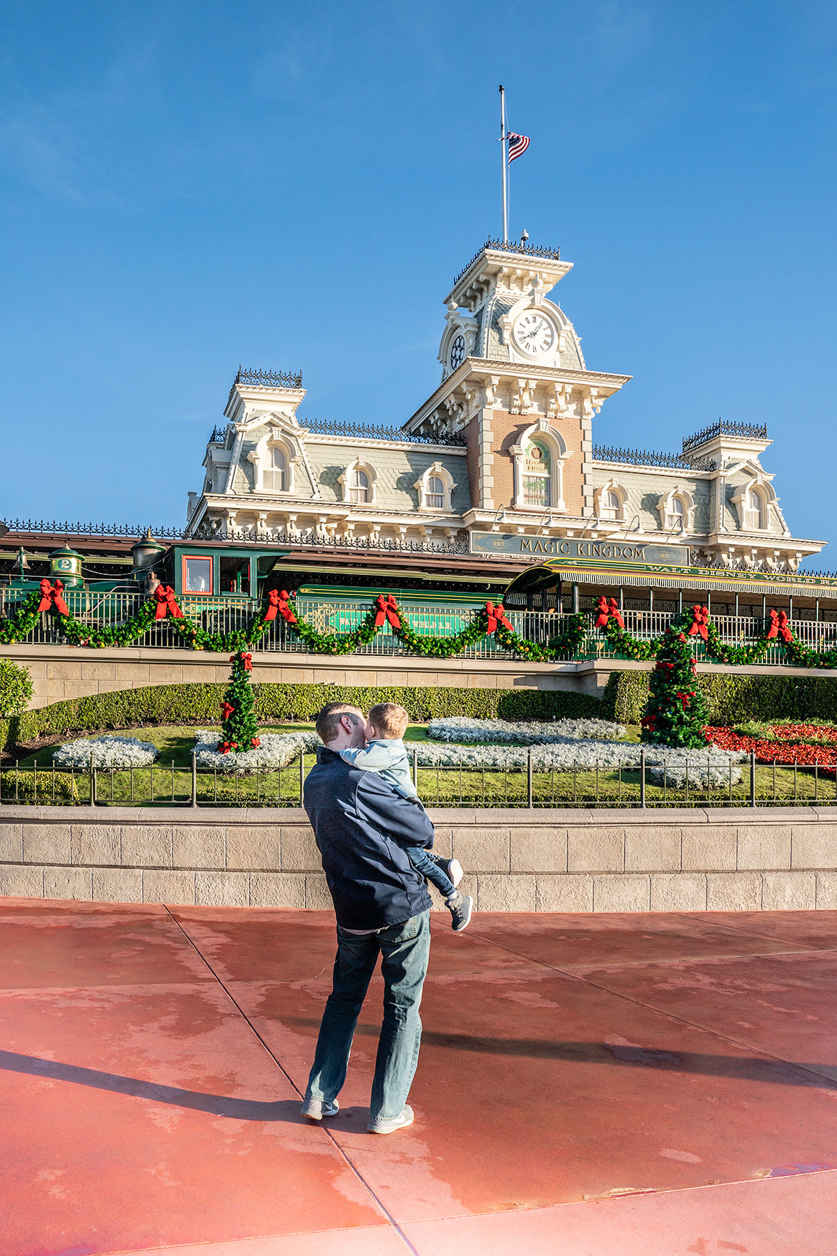 Magic-Kingdom-Entrance-at-Christmas