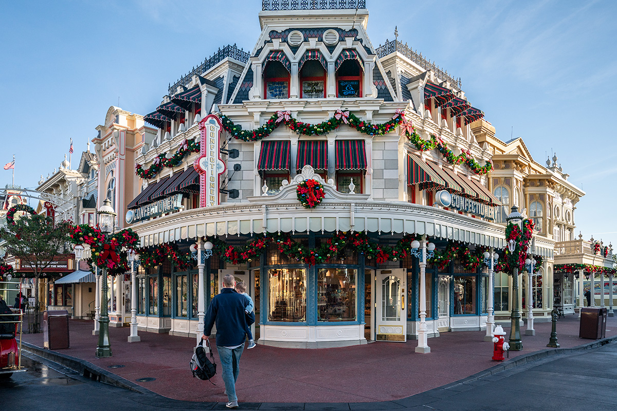 Main-Street-Christmas-Magic-Kingdom