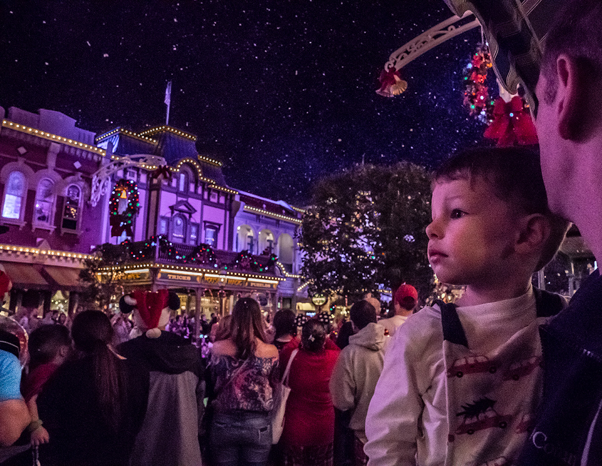 Snow-on-Main-street-Magic-Kingdom-Christmas