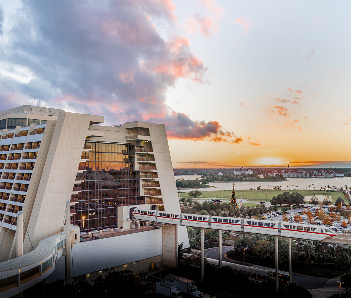 Monorail-Disneys-Contemporary-Resort